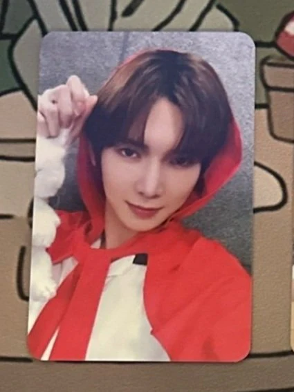 [ATEEZ] Golden Hour - MAKESTAR Hood (Red Riding Hood) Preorder Benefit Photocard - Image 2